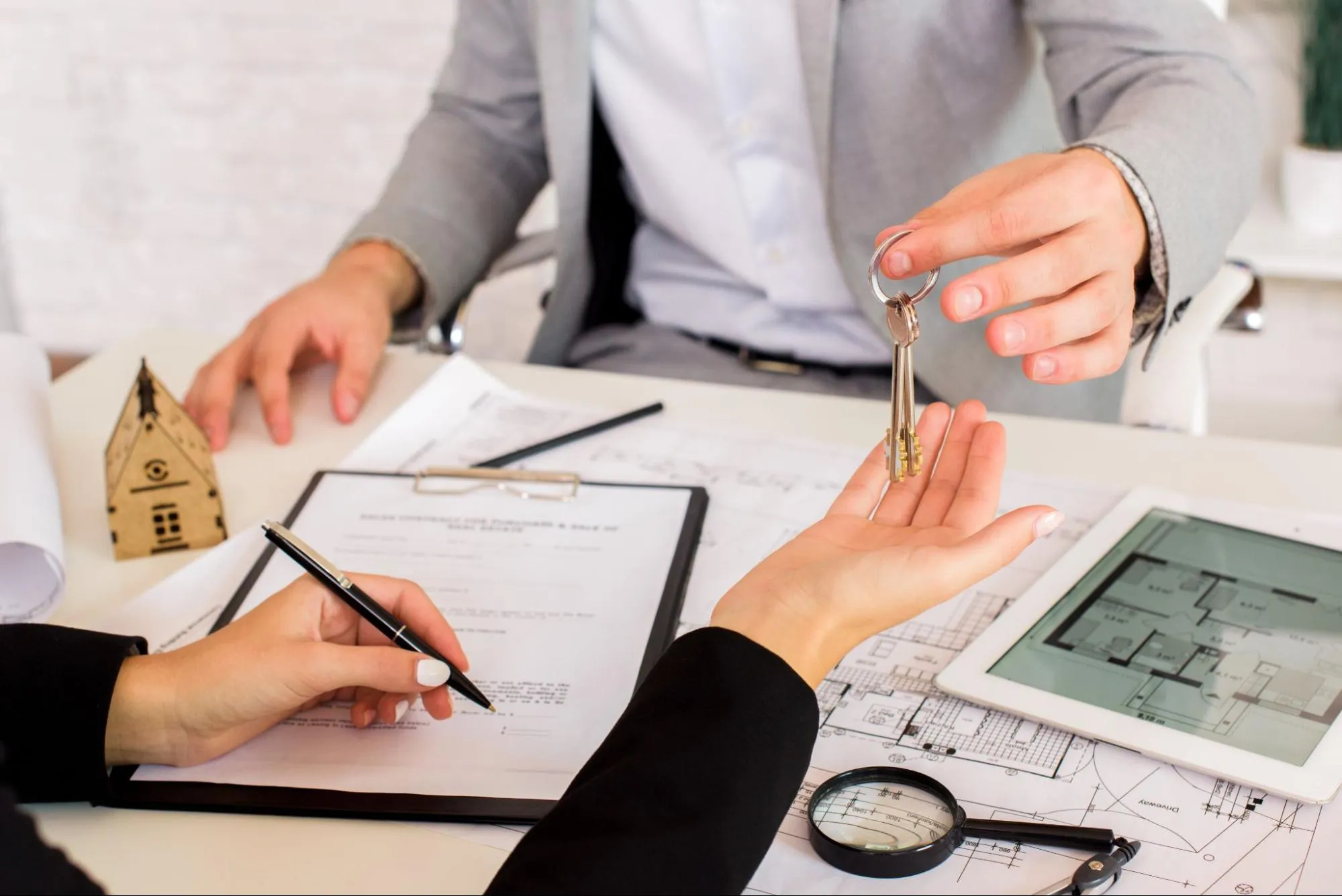 Ký hợp đồng thuê và bàn giao căn hộ cùng ViProperty