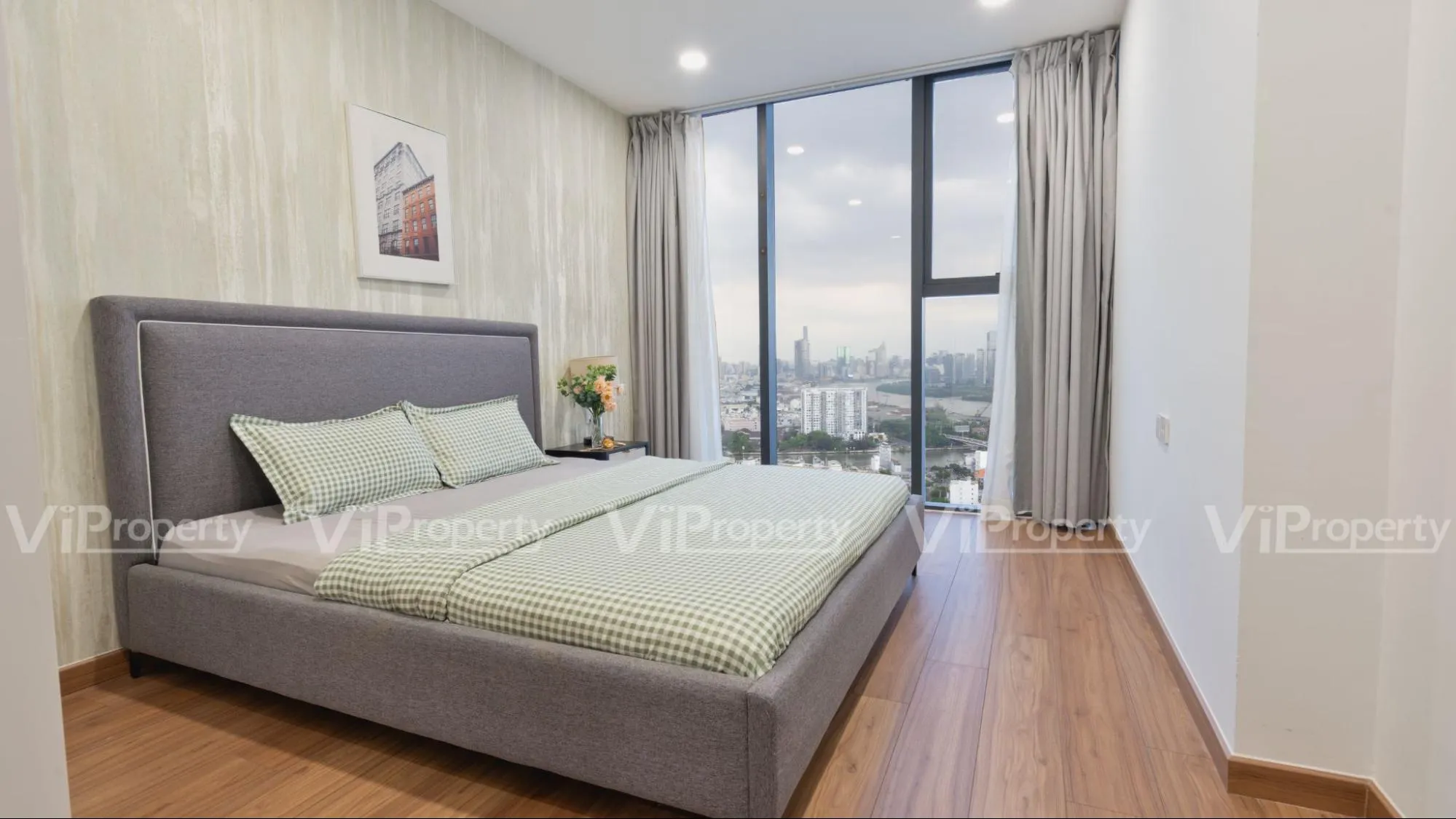 Phòng ngủ căn hộ full nội thất Eco Green Sài Gòn trang bị giường và tủ hiện đại