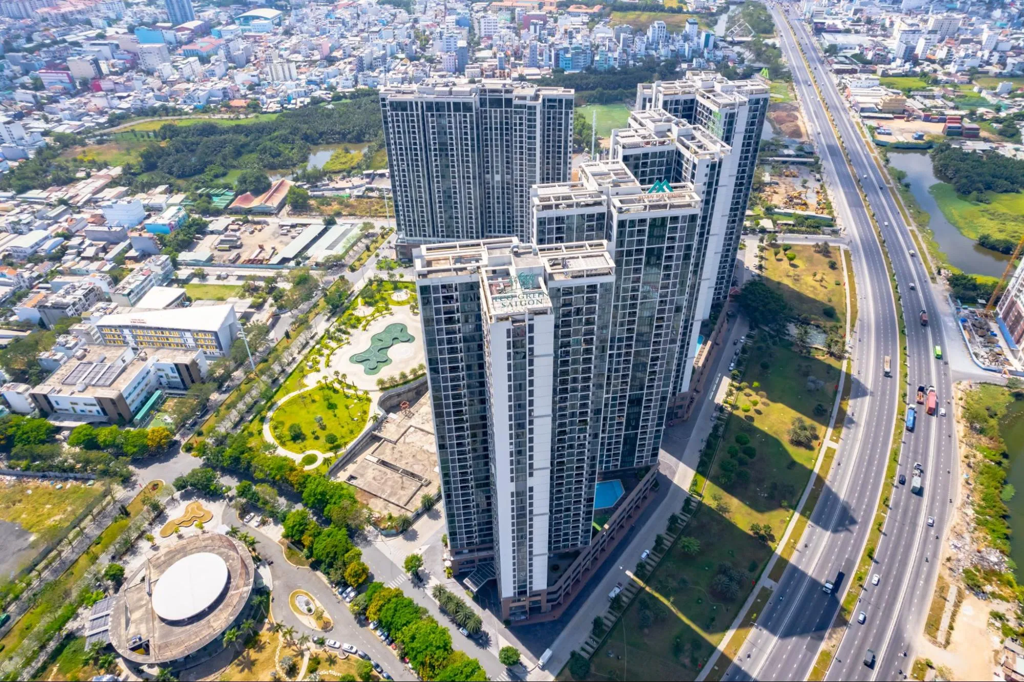 Hồ bơi ngoài trời trong khu đô thị Eco Green Quận 7