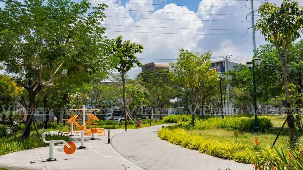 Công viên nội khu Eco Green Sài Gòn xanh mát với đường dạo bộ và khu nghỉ chân