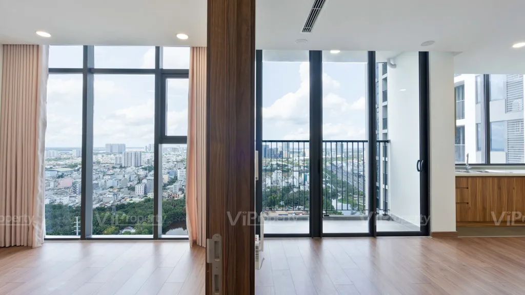 View ban công căn hộ Eco Green nhìn ra trung tâm TP.HCM