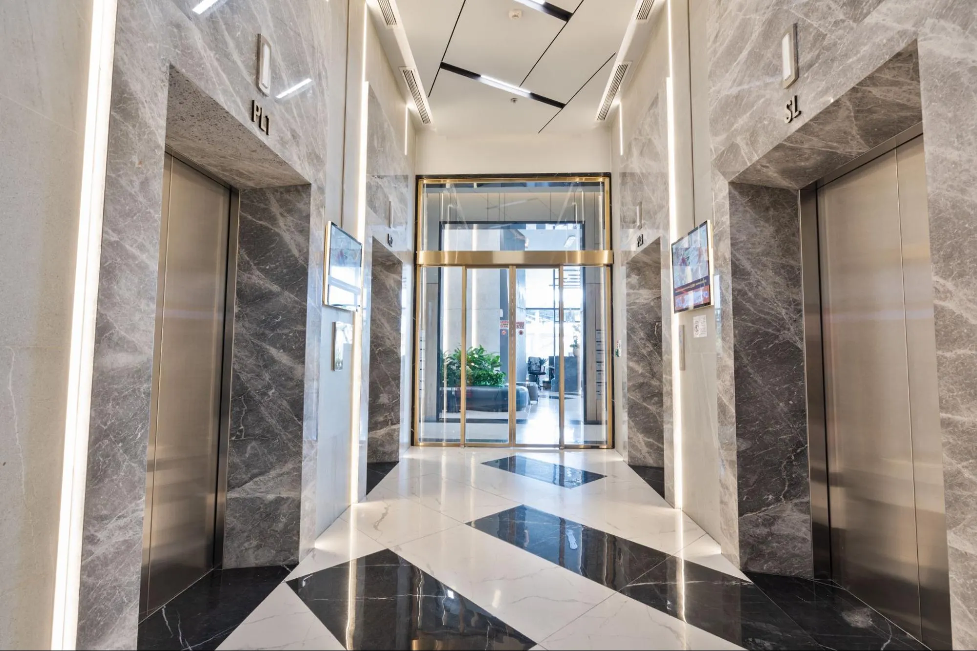 Hệ thống thang máy kiểm soát thẻ từ trong an ninh tại Eco Green Sài Gòn