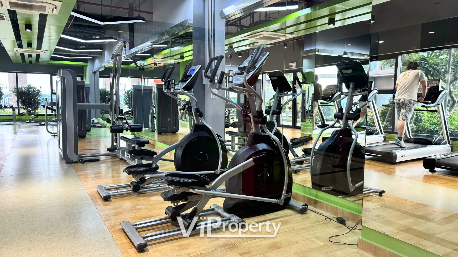 Tiện ích nội khu Eco Green Sài Gòn gồm hồ bơi, gym và nhà hàng.