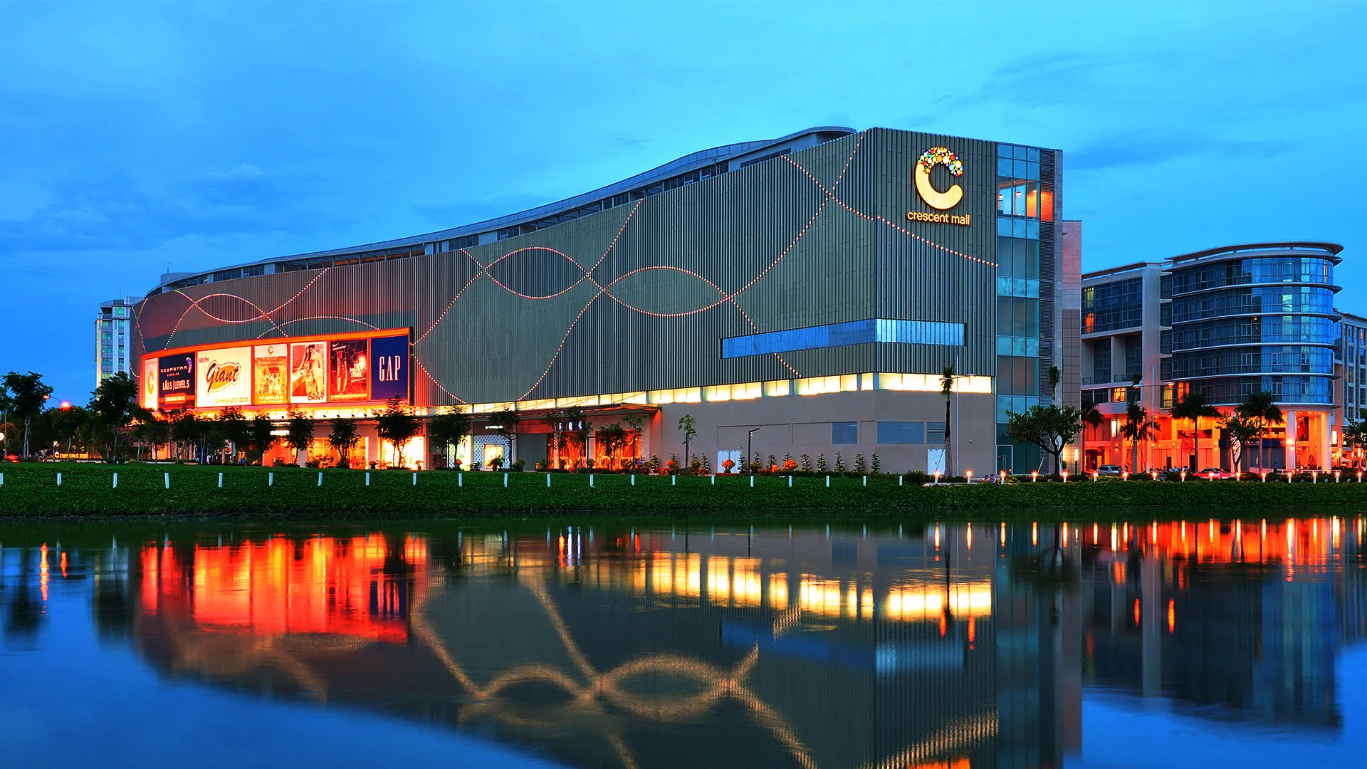 Chỉ mất 5 phút di chuyển đến trung tâm thương mại Crescent Mall