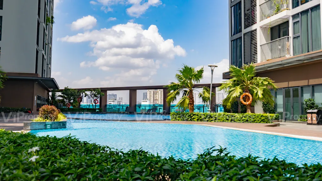 Tiện ích hồ bơi tràn bờ trong nội khu Eco Green Sài Gòn