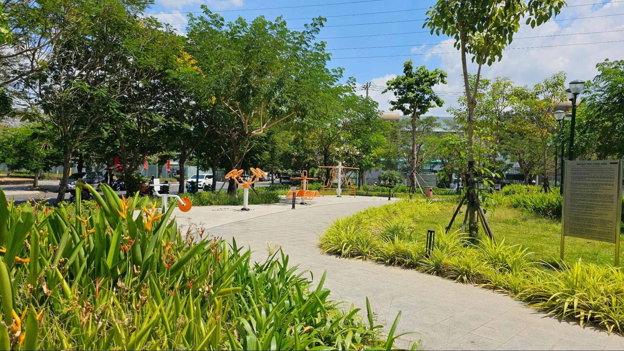 Công viên trung tâm rộng lớn tại Eco Green Sài Gòn mang lại không khí trong lành và thu hút người mua căn hộ Eco Green Sài Gòn.