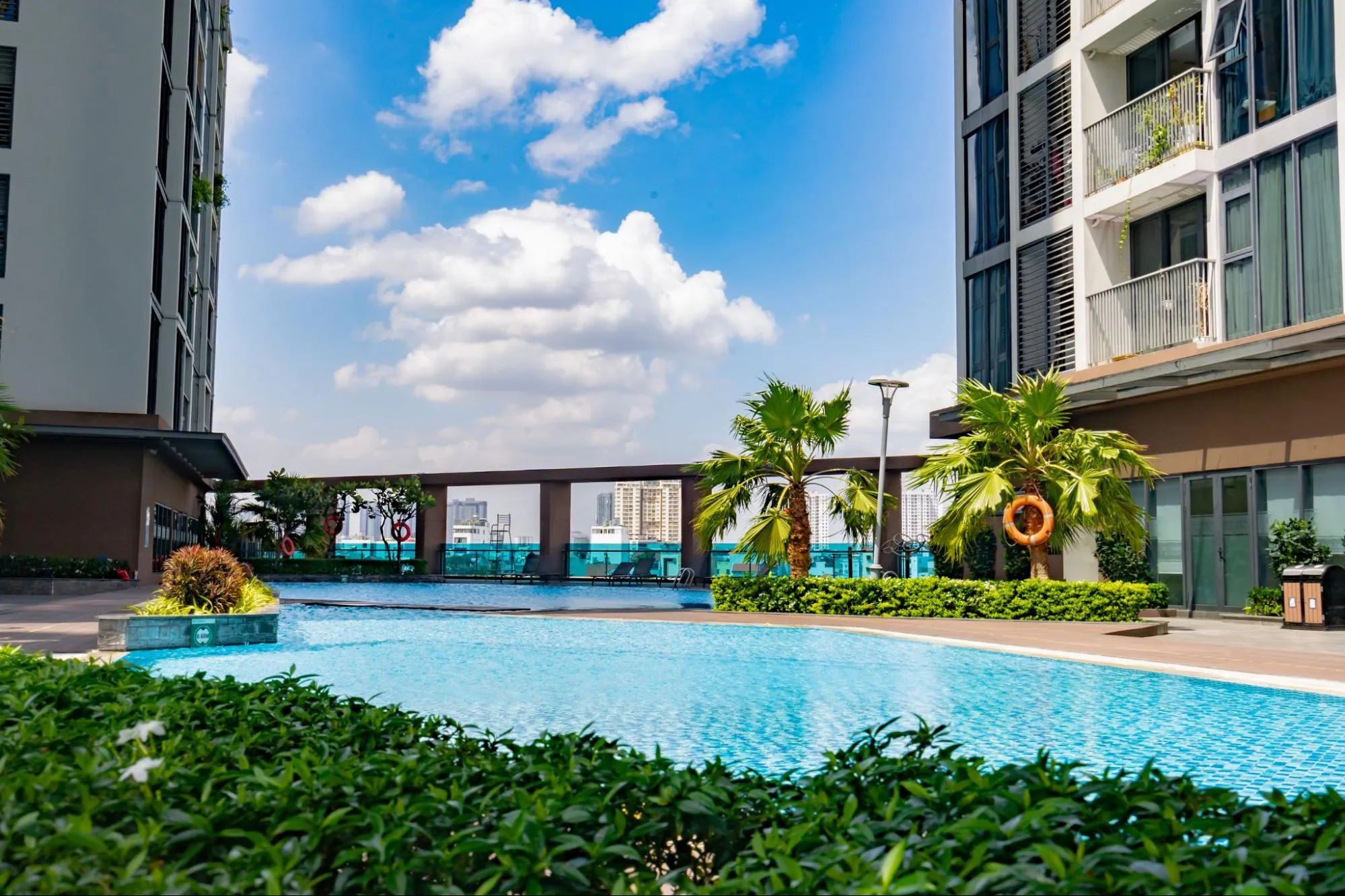 Hồ bơi tràn bờ hiện đại trong nội khu Eco Green Sài Gòn