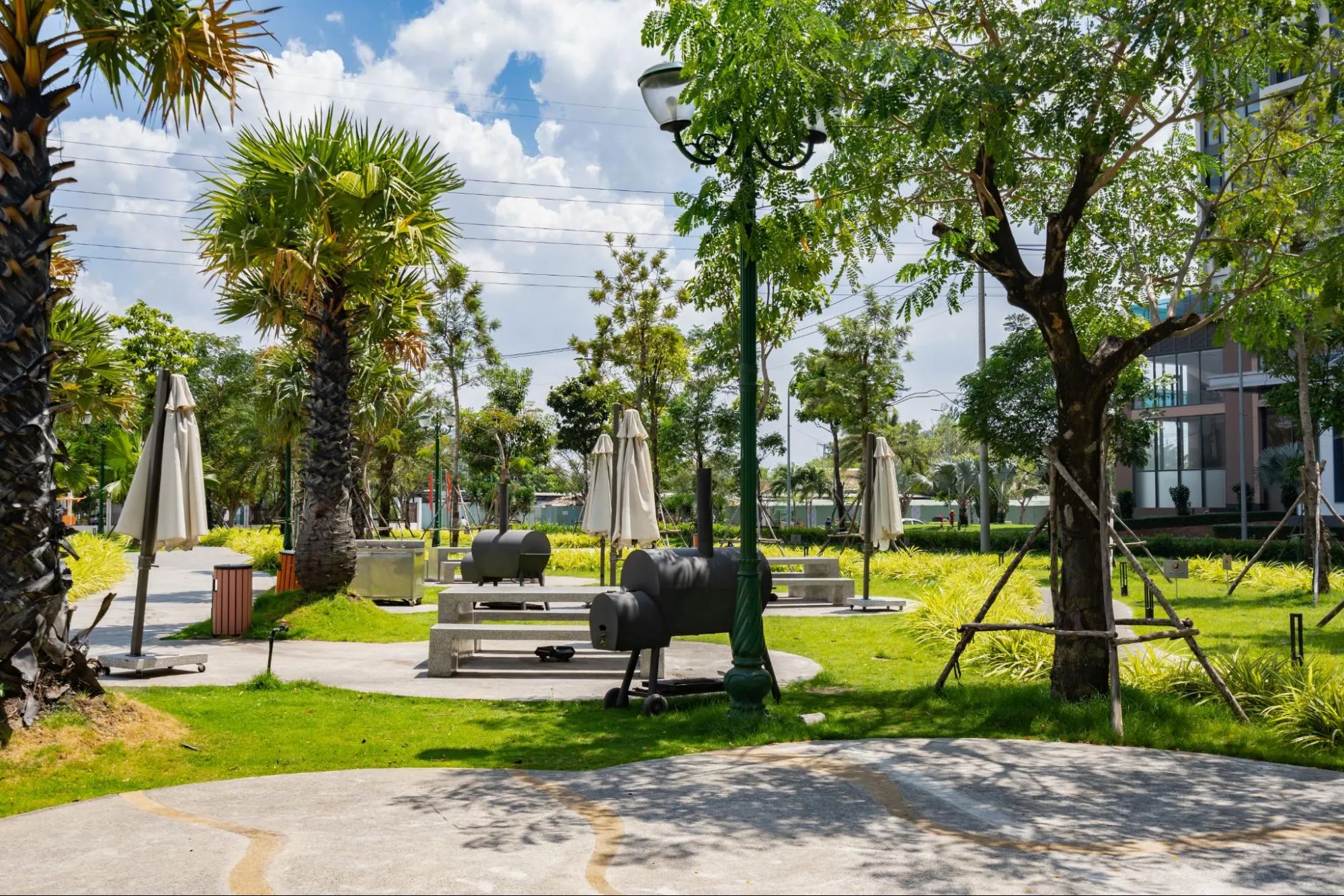 Khu BBQ và vườn nướng ngoài trời trong nội khu Eco Green Sài Gòn