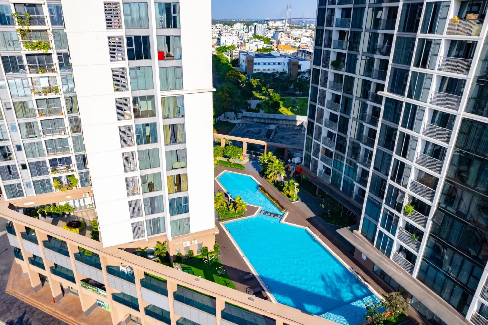 Hồ bơi tràn bờ thuộc tiện ích đã bao gồm trong phí quản lý Eco Green