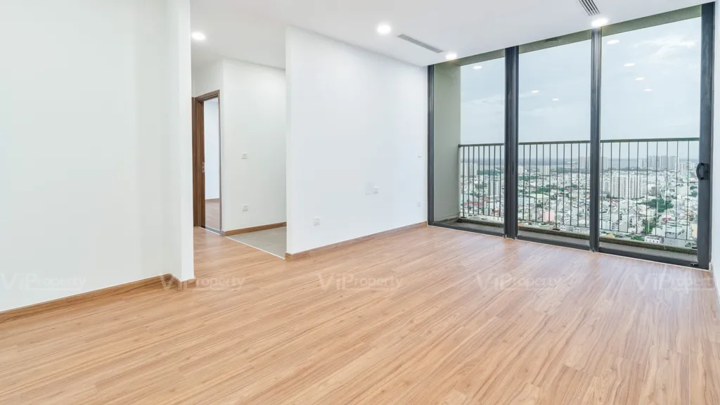 Ban công đón sáng tự nhiên, phù hợp với phong thủy và hướng nhà của căn hộ