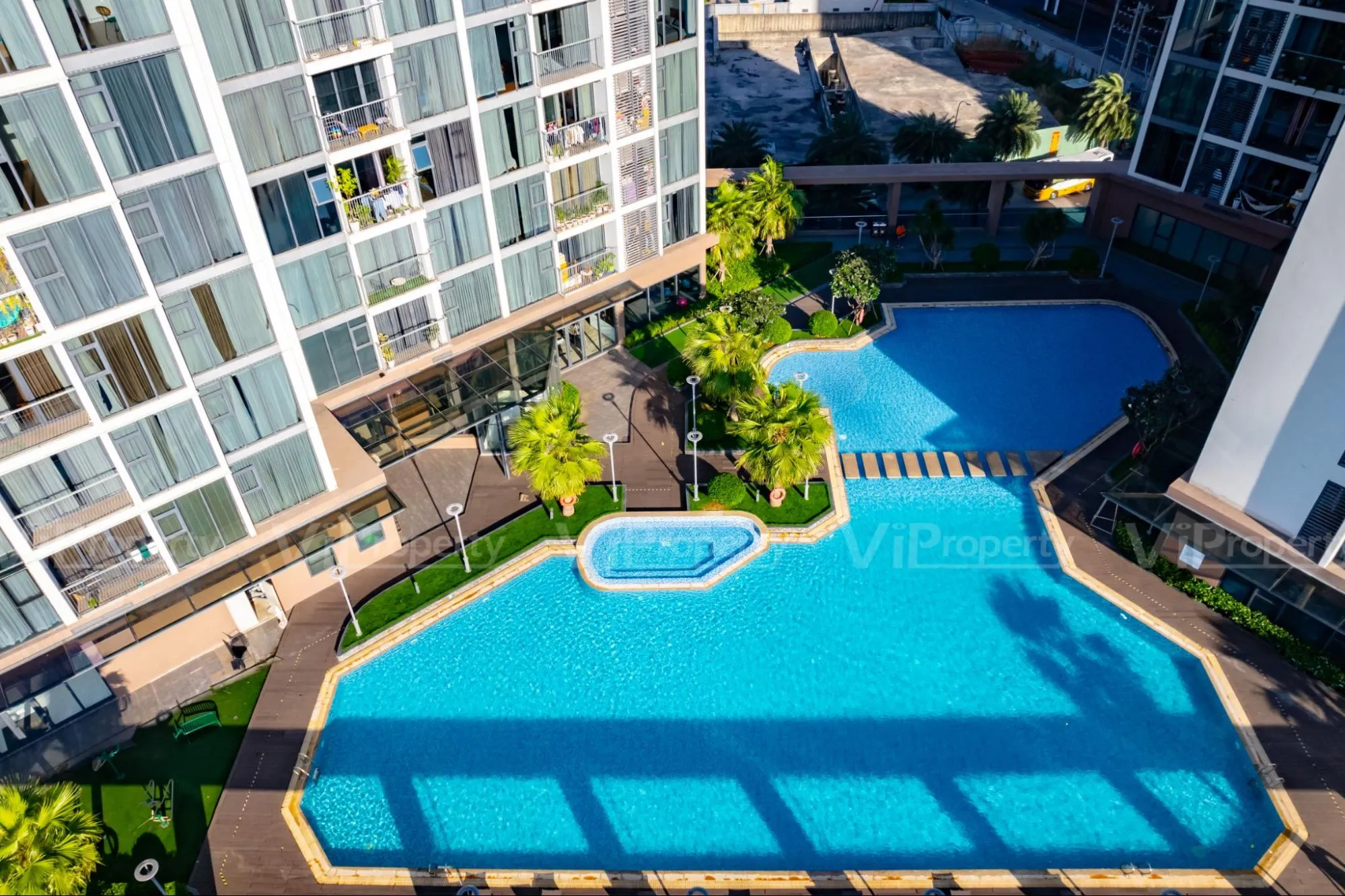 Hồ bơi trong khu căn hộ trung cấp tại TP.HCM